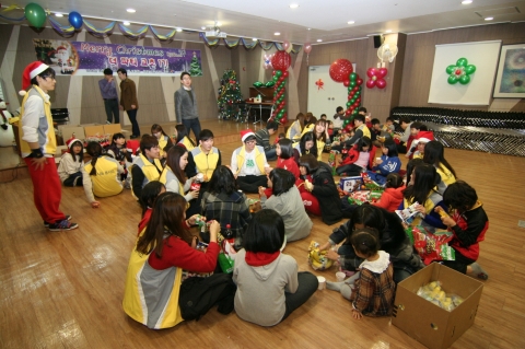 교촌에프앤비㈜는 상록보육원에서 소외계층 아동들을 위한 연말 생일파티 ‘더 파티 교촌’ 행사를 개최했다고 밝혔다. (사진제공: 교촌에프앤비)