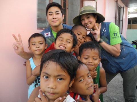 소통을위한젊은재단(W-재단)은 지난 9~13일까지 필리핀에서 한양대학교 동문 사회봉사단 ‘함께한대’와 함께 떼르나떼 지역 구호활동을 실시했다. (사진제공: 소통을위한젊은재단)