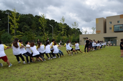 한국폴리텍대학 섬유패션캠퍼스(학장 박창호)는 지난 21일 캠퍼스 내 잔디광장에서 재학생과 교직원 그리고 지역주민이 함께하는 2014년도 봉무대동제를 개최했다. (사진제공: 한국폴리텍대학 섬유패션캠퍼스)