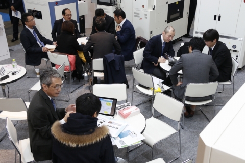일본 최대의 전시회 주최사인 RoboDEX는 2017년 1월 18일부터 20일까지 3일간 로봇 산업 중심지 도쿄에서 로봇 개발 & 활용 전시회 RoboDEX를 개최한다고 밝혔다. 사진은 지난 동시개최전시회 모습. (사진제공: Reed Exhibitions Japan Ltd.)