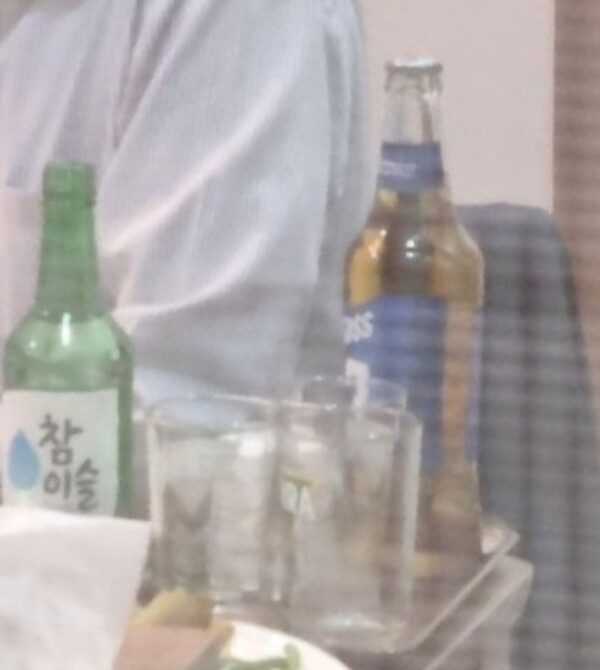 [사진=뉴스1] 김문수 위원장이 참석한 술자리 테이블에 놓여 있던 술병들