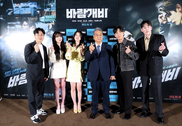 영화 '바람개비' 언론시사회에서 이상훈 감독(좌측 첫 번째)과 출연 배우들이 본지 조성수 기자(좌측 네 번째)와 기념촬영을 하고 있다.