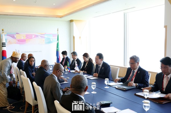 5월 21일 윤석열 대통령은 아잘리 아쑤마니 코모로 대통령과 한-코모로 정상회담을 가졌다.