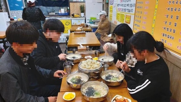 가정 밖 청소년·취약계층 한끼버스 식사 모습. /사진=서울특별시립청소년활동진흥센터