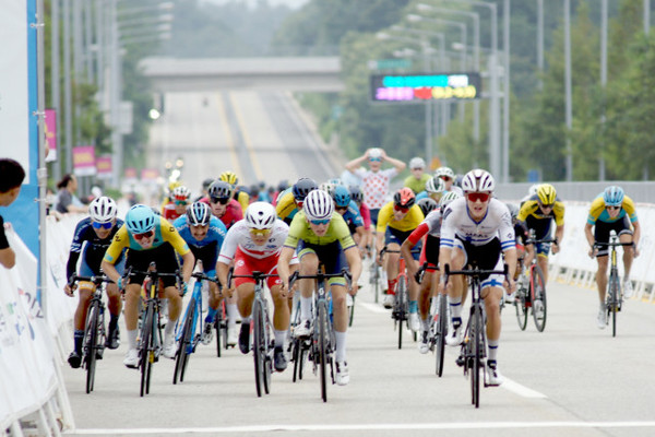 Tour de DMZ 2023 4일차 국제청소년도로자전거대회 경기 전경.
