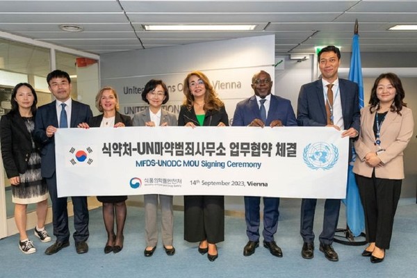 오유경 식약처장(왼쪽에서 네번째)이 UNODC 관계자들과 지난 14일 오스트리아 비엔나에 위치한 UNODC를 찾아 MOU를 체결하고 기념 촬영을 하고 있다. (사진=식약처)