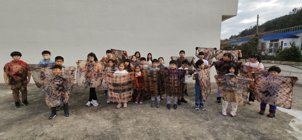 신안구 안죄도 에코신안마을학교 학생들이 스카프 홀치기 천연염색 체험을 하고 있다.