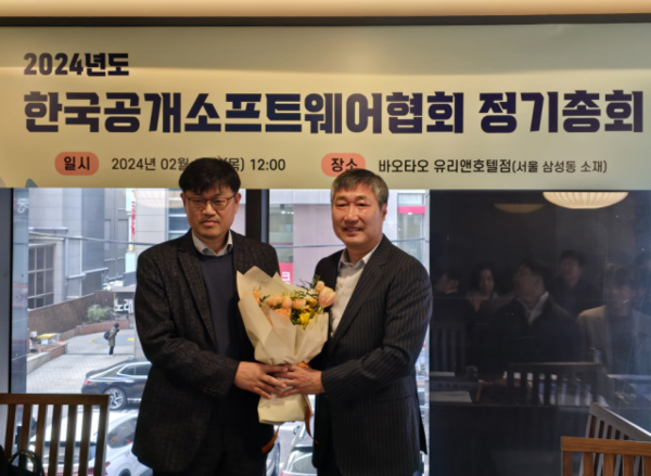 왼쪽부터 한국공개소프트웨어협회 장재웅 회장, 신임 김택완 회장. (오에스비씨 대표)