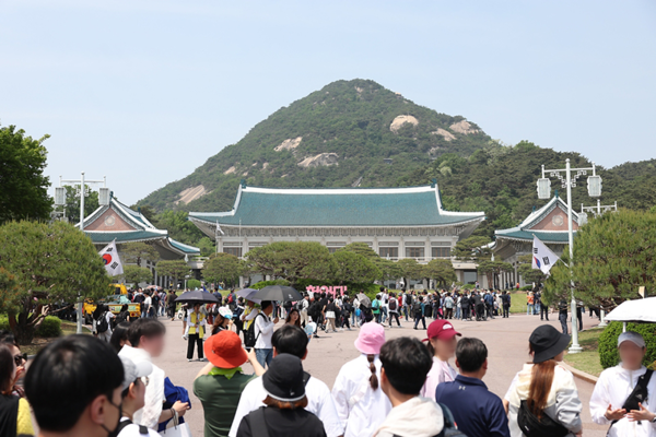 서울 종로구 청와대에서 관람객들이 경내를 둘러보고 있다. (사진=문화체육관광부 국민소통실)