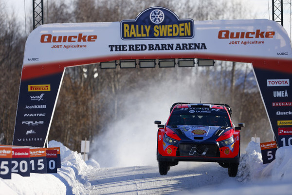 2024 WRC 스웨덴 랠리에서 역주하는 현대 월드랠리팀 ‘i20 N Rally1 하이브리드’ 경주차.