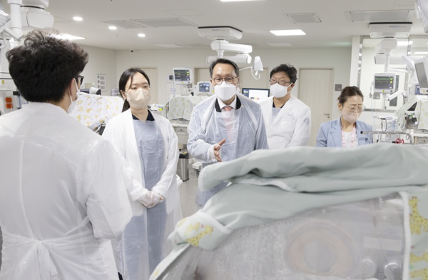 박민수 보건복지부 제2차관이 26일 오후 세종충남대학교병원 신생아집중치료 지역센터를 방문해 시설을 살펴보고 있다. (보건복지부 제공)